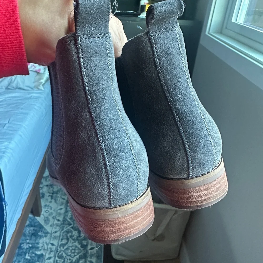 Tom’s Women Gray Suede Chelsea Ankle Boots Size 7